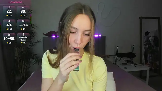 Snapshot of Luna_G0ld chatting on October 16, 12:11 am Luna G0ld online show from October 16, 12:11 am