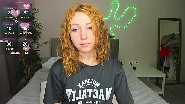 Snapshot of Luna_G0ld chatting on November 18, 12:27 am Luna G0ld online show from November 18, 12:27 am