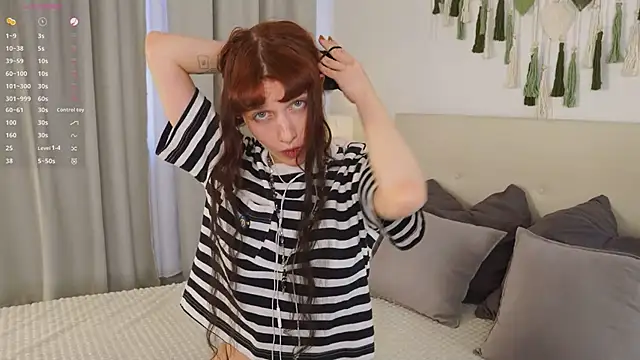 LeelooYolo online show from April 11, 3:49 pm