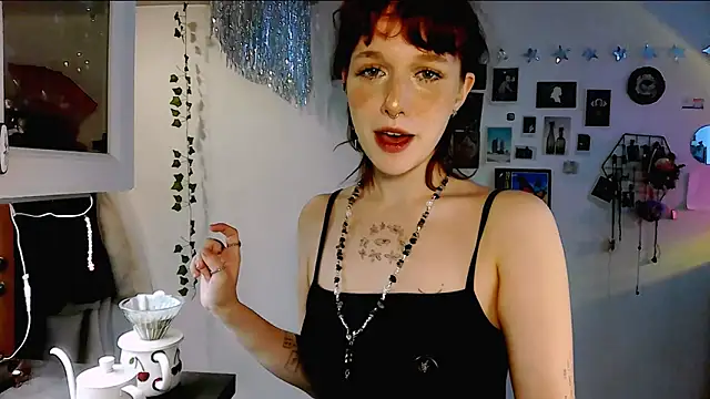 LeelooYolo online show from April 17, 3:48 pm