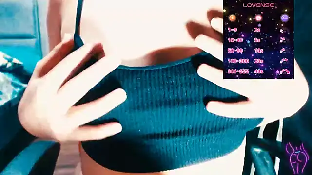 Snapshot of charlothee12 chatting on July 19, 8:23 pm charlothee12 online show from July 19, 8:23 pm