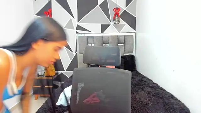 Snapshot of valeria-duarte chatting on May 2, 6:24 pm valeria-duarte online show from May 2, 6:24 pm