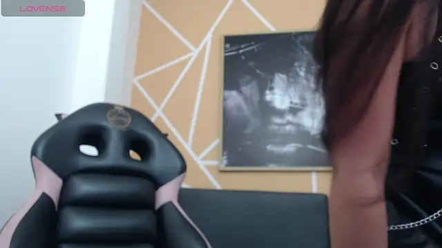 Snapshot of olivia_russo_ chatting on October 19, 1:12 pm olivia russo online show from October 19, 1:12 pm