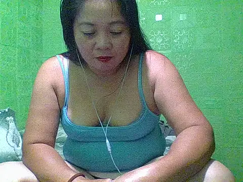 hottestmommm12345 online show from October 15, 1:22 pm