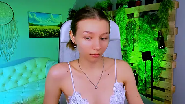 JulieDaniel online show from November 25, 8:25 am