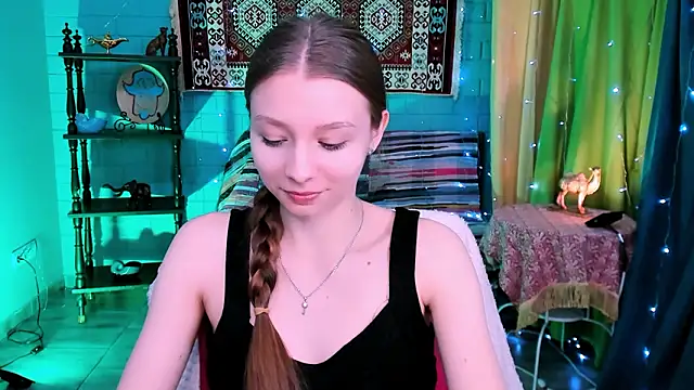 Snapshot of JulieDaniel chatting on March 21, 8:19 am JulieDaniel online show from March 21, 8:19 am