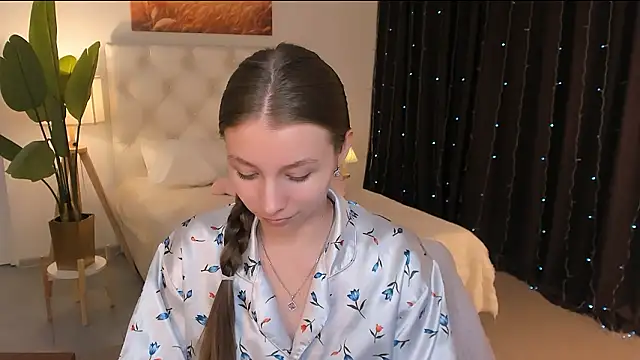 Snapshot of JulieDaniel chatting on March 31, 8:37 am JulieDaniel online show from March 31, 8:37 am