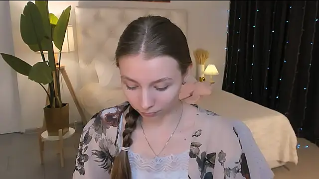 Snapshot of JulieDaniel chatting on April 1, 8:15 am JulieDaniel online show from April 1, 8:15 am