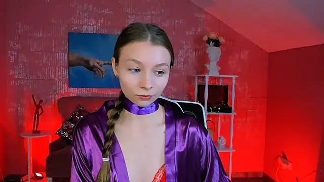 Snapshot of JulieDaniel chatting on April 4, 4:33 am JulieDaniel online show from April 4, 4:33 am