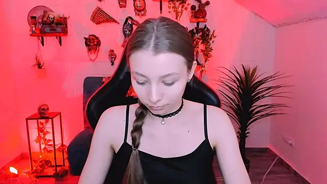 Snapshot of JulieDaniel chatting on April 7, 8:37 am JulieDaniel online show from April 7, 8:37 am