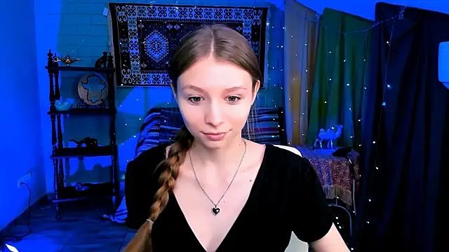 Snapshot of JulieDaniel chatting on April 13, 8:09 am JulieDaniel online show from April 13, 8:09 am