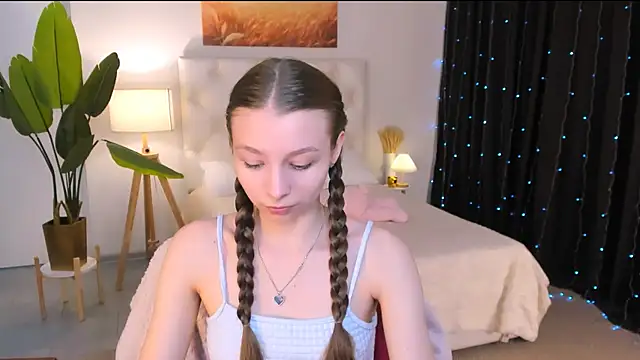 Snapshot of JulieDaniel chatting on April 15, 8:21 am JulieDaniel online show from April 15, 8:21 am