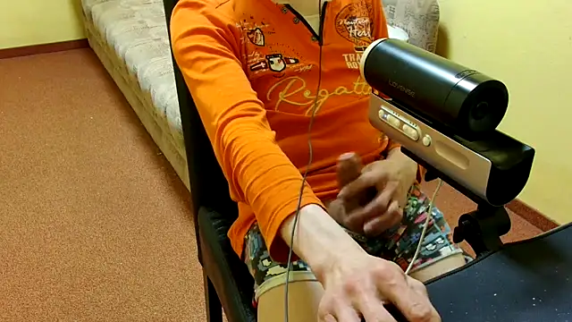 Snapshot of k74robert chatting on April 6, 4:19 pm k74robert online show from April 6, 4:19 pm