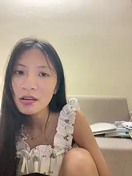 Snapshot of Lil-Gi chatting on October 30, 3:35 pm Lil-Gi online show from October 30, 3:35 pm