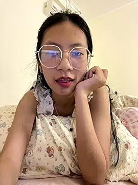 Snapshot of Lil-Gi chatting on November 8, 5:01 pm Lil-Gi online show from November 8, 5:01 pm