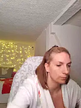 Snapshot of SexyJulia21 chatting on December 12, 3:27 pm SexyJulia21 online show from December 12, 3:27 pm