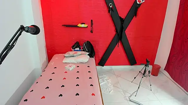 Snapshot of bdsmforever18 chatting on August 7, 1:51 am bdsmforever18 online show from August 7, 1:51 am