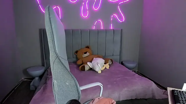 Emma and Issac online show from February 24, 8:29 pm