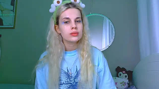 Snapshot of carmen_crybaby chatting on October 22, 10:42 pm carmen crybaby online show from October 22, 10:42 pm