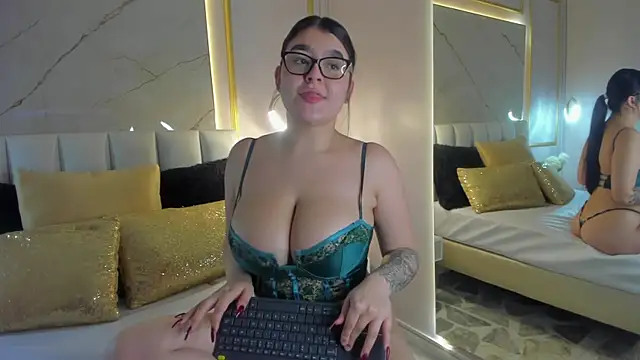 Snapshot of VioletaMaddox chatting on January 6, 4:16 am VioletaMaddox online show from January 6, 4:16 am