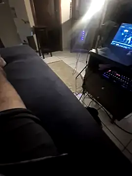 Snapshot of TrisalQuente chatting on February 14, 1:24 am TrisalQuente online show from February 14, 1:24 am