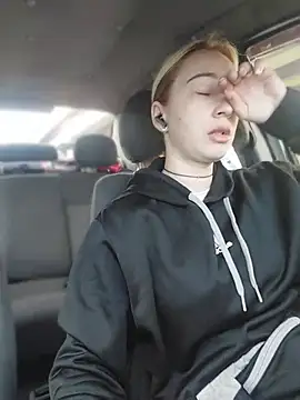 Reina Cummings online show from April 15, 5:03 am