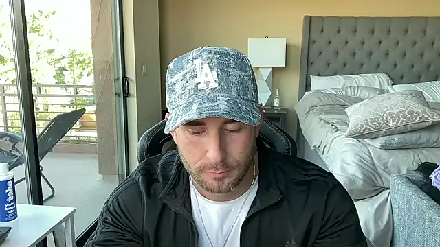 Snapshot of brettmycles28 chatting on October 27, 10:58 pm brettmycles28 online show from October 27, 10:58 pm