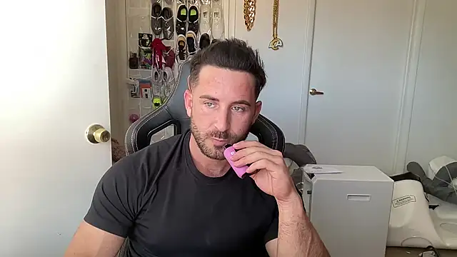 brettmycles28 online show from June 25, 9:08 pm