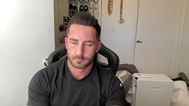 brettmycles28 online show from June 26, 3:16 pm