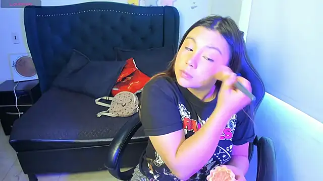 LucyPetit online show from November 25, 1:33 pm