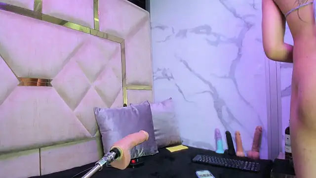 Snapshot of Allisonts69 chatting on February 3, 5:38 am Allisonts69 online show from February 3, 5:38 am