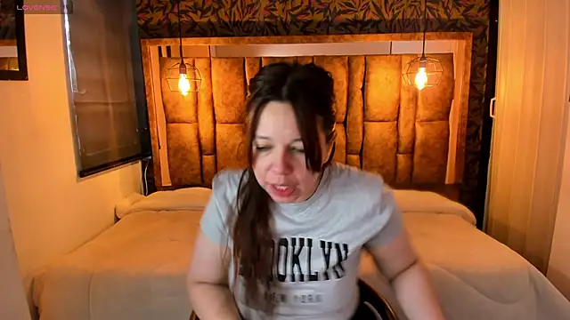 Isa Thompson   online show from October 18, 12:06 pm