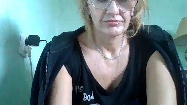 Snapshot of TianaQLove chatting on October 19, 9:10 am TianaQLove online show from October 19, 9:10 am