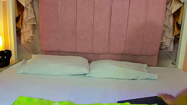 mishell lovely online show from February 12, 1:39 pm