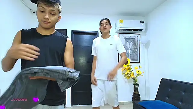 Bisexlifehot   online show from April 10, 11:09 pm