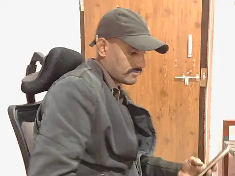 Snapshot of krishjaat43 chatting on December 4, 6:23 am krishjaat43 online show from December 4, 6:23 am