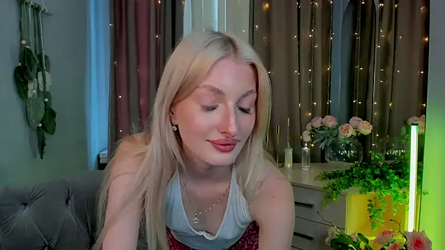 Snapshot of Sarrah_blush chatting on September 15, 2:17 pm Sarrah blush online show from September 15, 2:17 pm