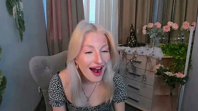 Snapshot of Sarrah_blush chatting on October 21, 1:12 pm Sarrah blush online show from October 21, 1:12 pm