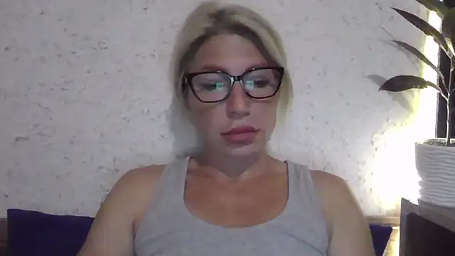 Snapshot of fox_red_lady7 chatting on September 16, 7:26 pm fox red lady7 online show from September 16, 7:26 pm