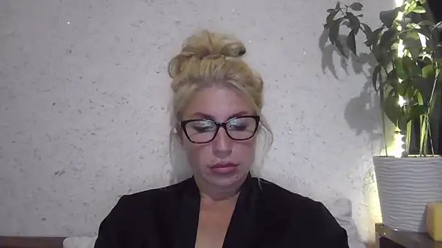 Snapshot of fox_red_lady7 chatting on October 4, 7:34 pm fox red lady7 online show from October 4, 7:34 pm