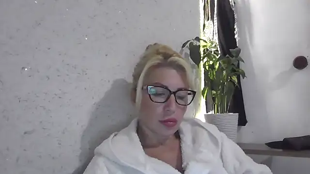 Snapshot of fox_red_lady7 chatting on October 8, 7:22 pm fox red lady7 online show from October 8, 7:22 pm