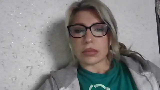 Snapshot of fox_red_lady7 chatting on February 8, 9:23 am fox red lady7 online show from February 8, 9:23 am