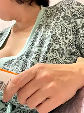 Snapshot of Kiravix chatting on October 25, 6:24 pm Kiravix online show from October 25, 6:24 pm