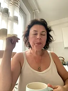 Snapshot of Kiravix chatting on November 9, 10:46 am Kiravix online show from November 9, 10:46 am