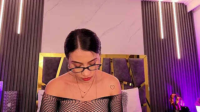 ScarletTorres online show from April 16, 6:30 pm