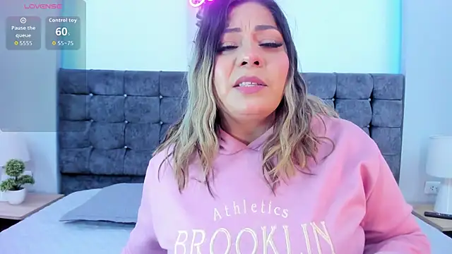 isabella horney  online show from October 13, 8:20 pm