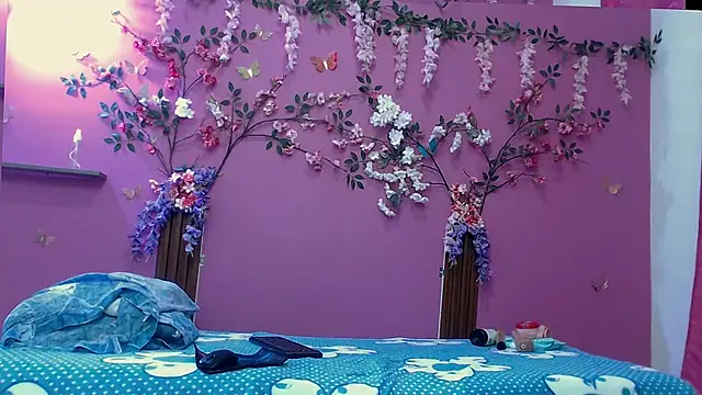 skinnybarbie022 online show from October 4, 1:25 am