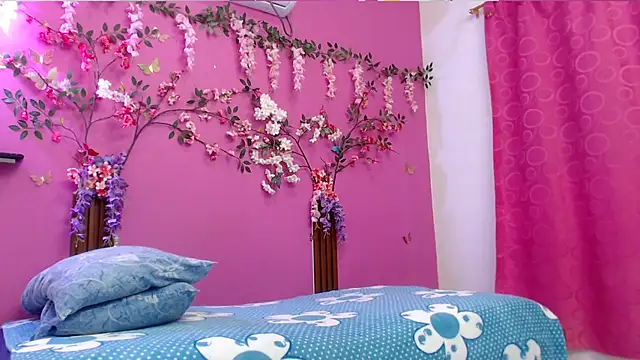 skinnybarbie022 online show from February 26, 1:04 am