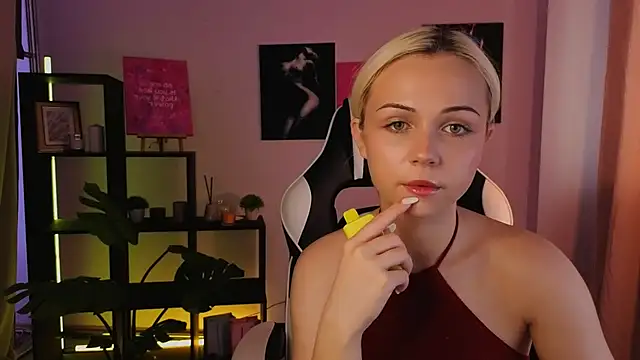 Snapshot of Charlotte_Colinss chatting on June 22, 4:31 am Charlotte Colinss online show from June 22, 4:31 am