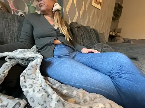 Snapshot of Anastasia-BlondeXX chatting on February 11, 9:03 am Anastasia-BlondeXX online show from February 11, 9:03 am